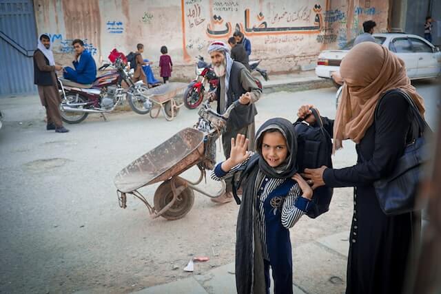 wanman-uthmaniyyah-9pQmjr9C_DY-unsplash(3) Afghan girl